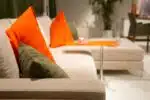 canapé avec coussins colorés